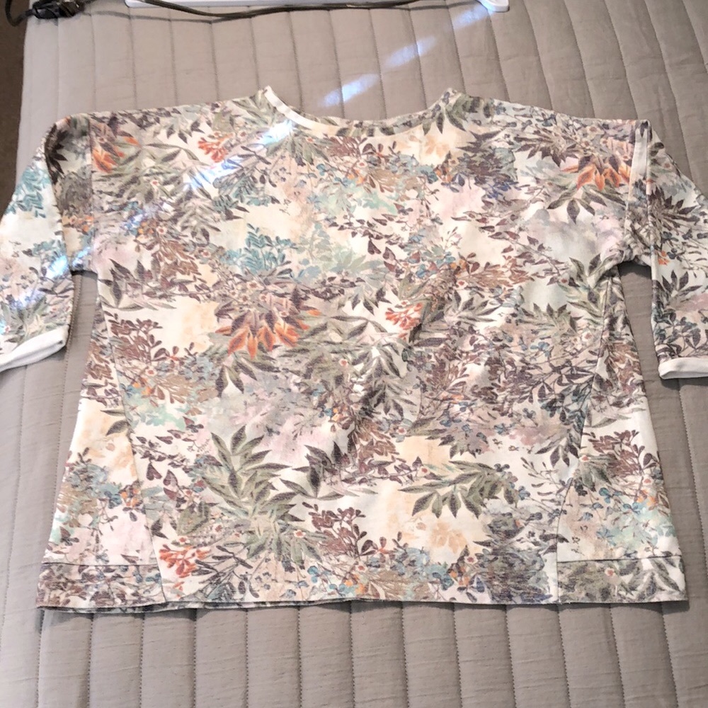 Dantelle oversized light weight sweatshirt top, size Large